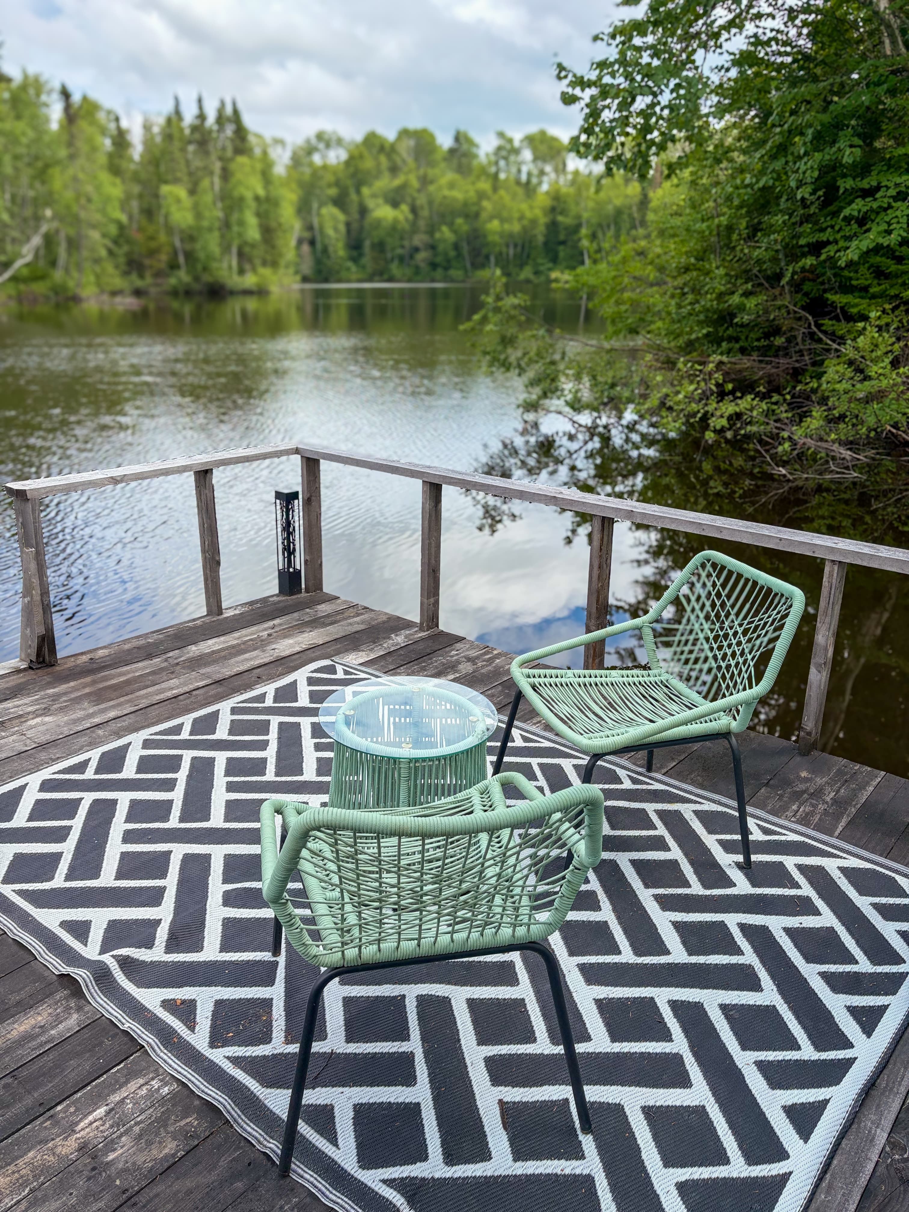 Terrasse aménagée au bord du lac des Chicots