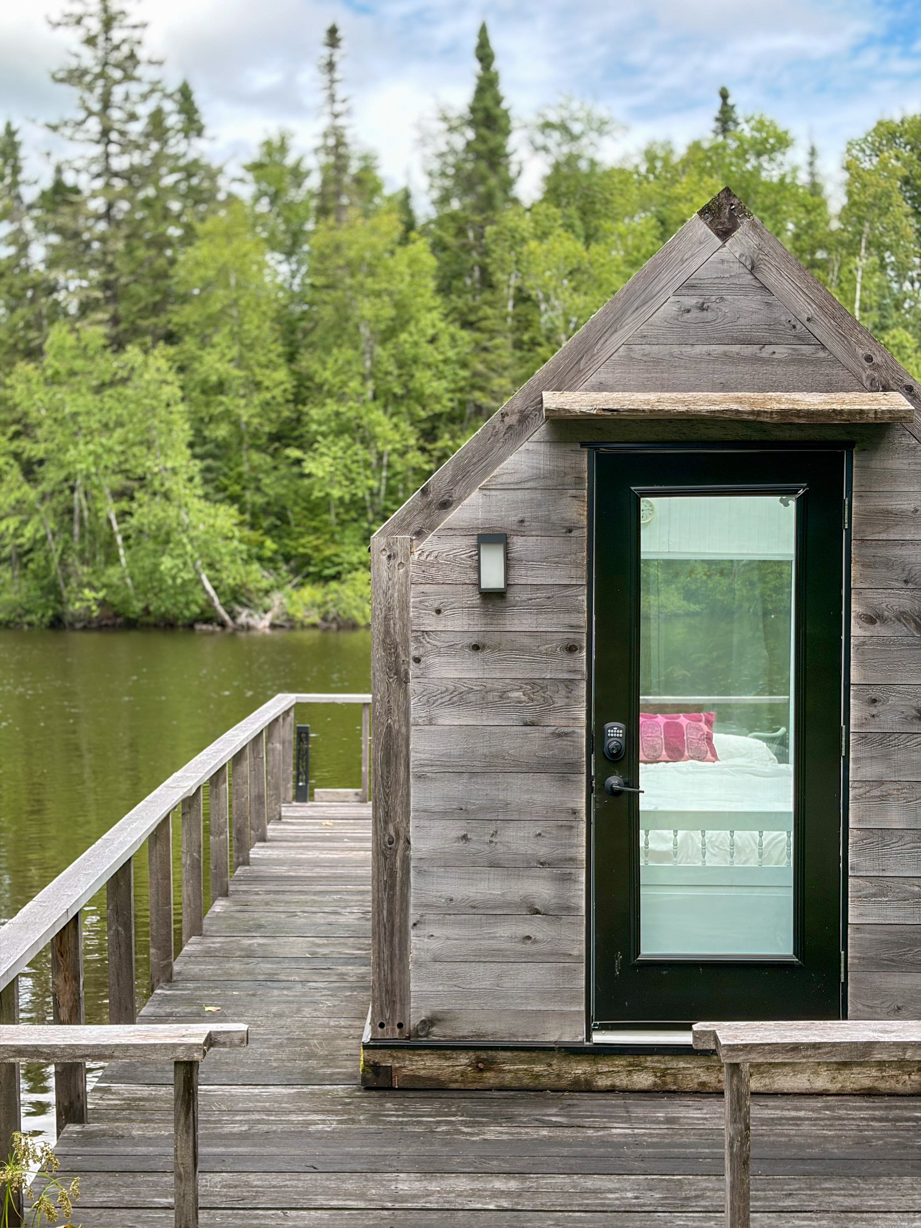 La Maison de Verre au bout de son quai sur le lac des Chicots
