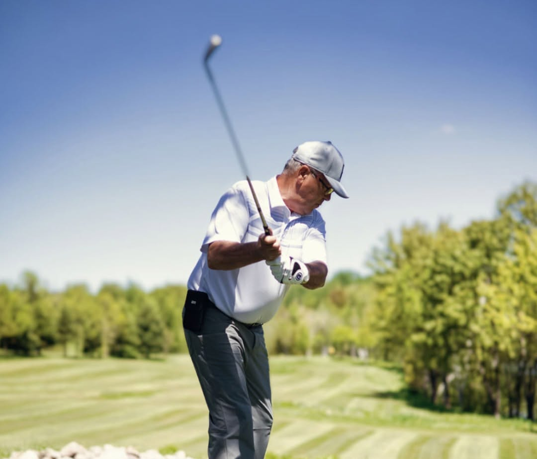 Golfeur en plein élan sur le parcours du domaine