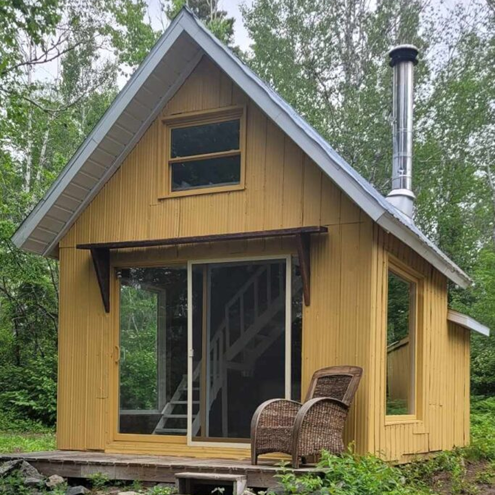 Le Refuge Nordik surplombant le lac des Chicots
