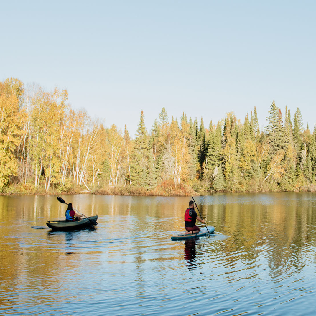 Kayak et embarcations sur le lac des Chicots