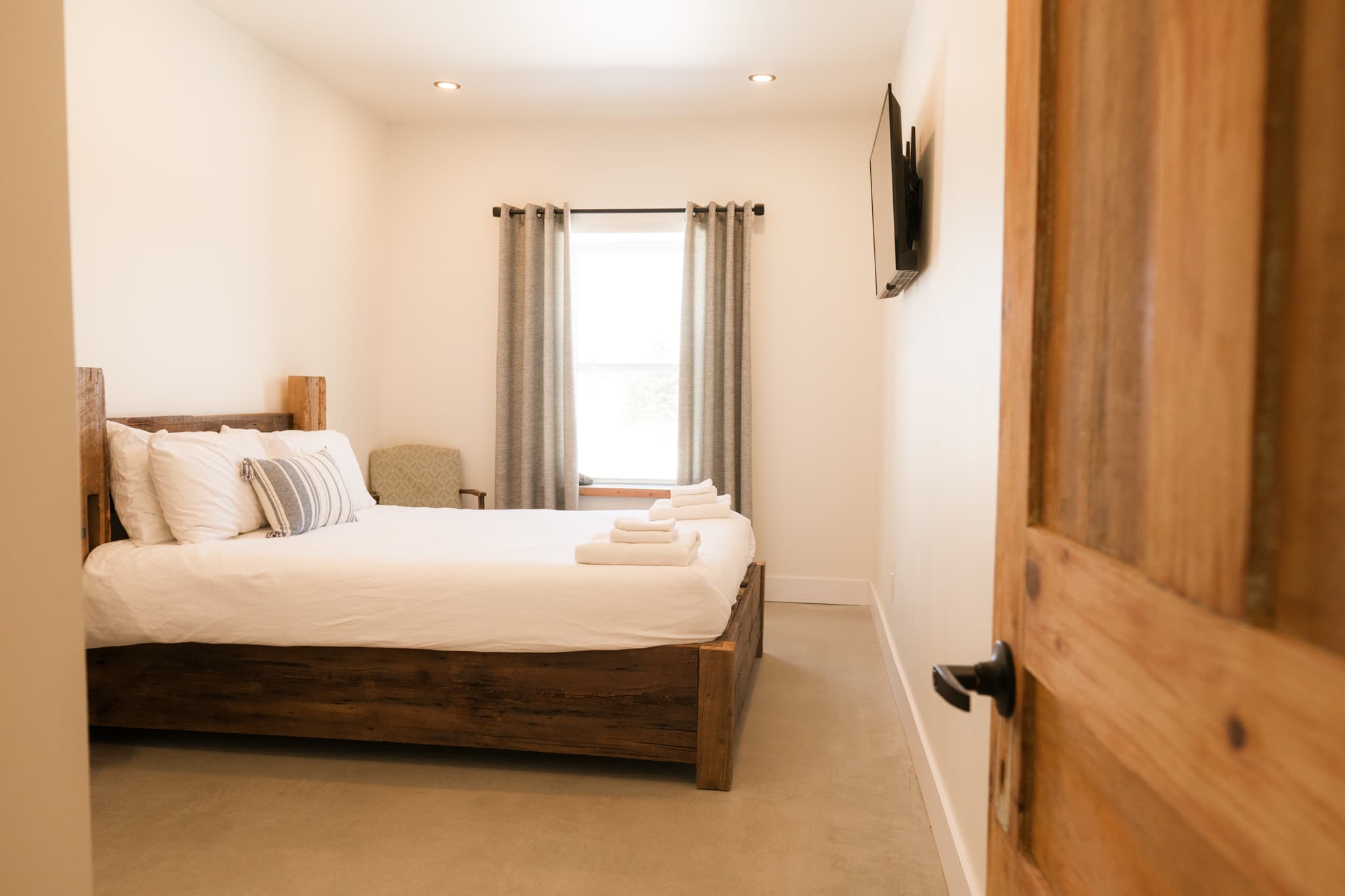 Chambre lumineuse avec lit double