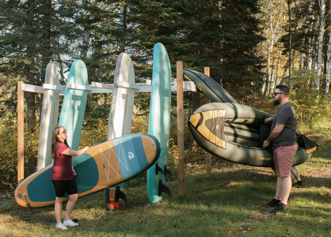 Planches à pagaie et kayak gonflable prêts pour une sortie sur le lac des Chicots